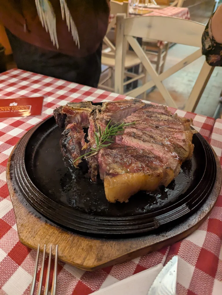 Bistecca alla fiorentina servita sulla ghisa rovente