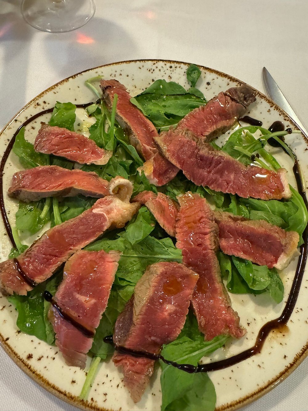 Tagliata di manzo su rucola con aceto balsamico