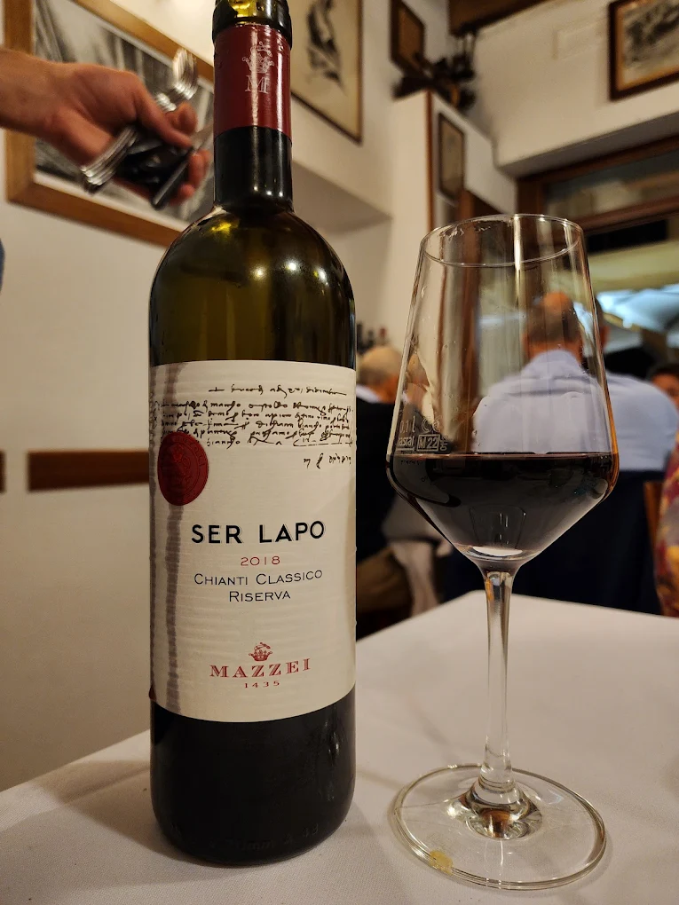 Bottiglia di Chianti Classico Riserva con calice in sala